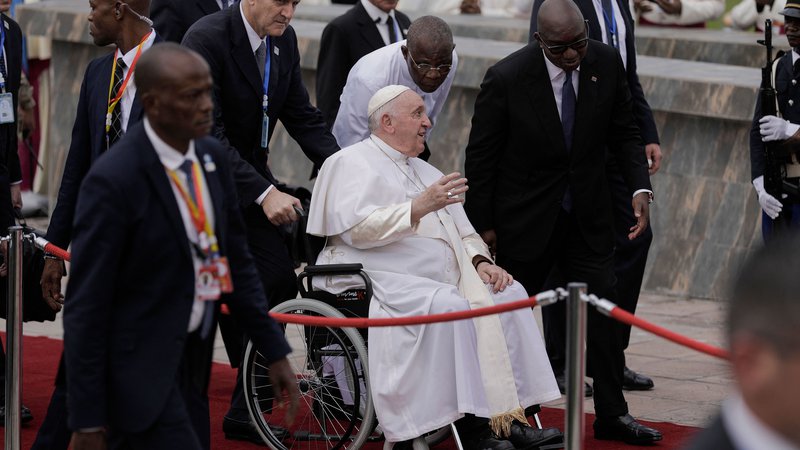 Fotografija: Papež Frančišek je afriško turnejo včeraj začel v Kinšasi. FOTO: Alexis Huguet/AFP
