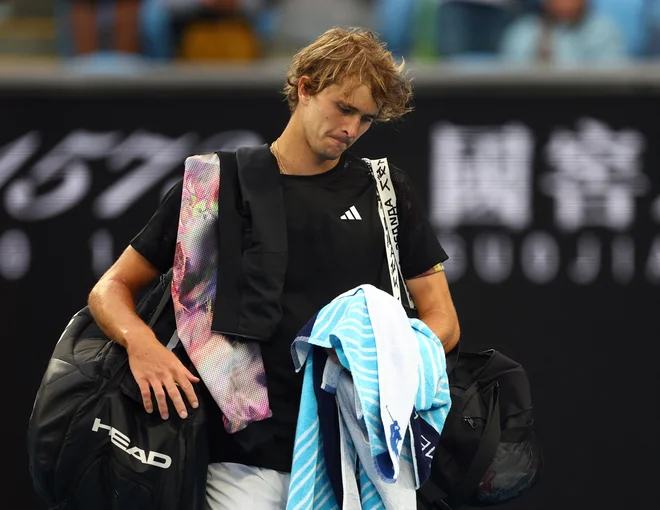 Alexander Zverev se je od letošnjega OP Avstralije v Melbournu poslovil v drugem kolu po porazu z Američanom Michaelom Mmohom.&nbsp;FOTO: Hannah Mckay/Reuters

