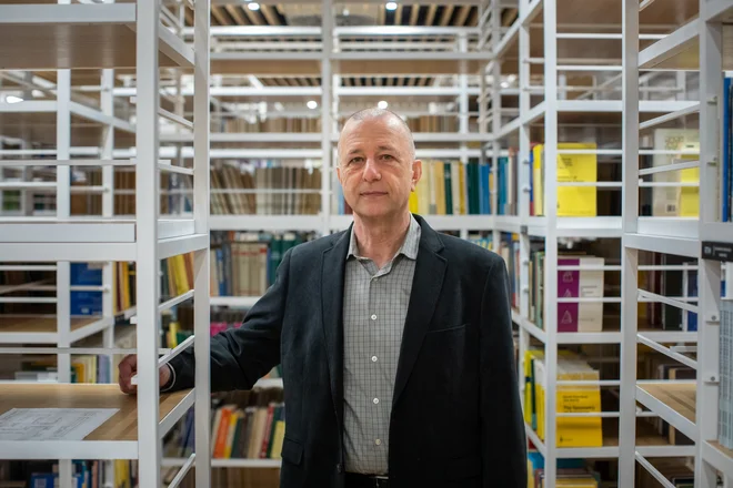 Prof. dr. Bojan Mohar je lani skupaj s kolegi pridobil prestižni sinergijski ERC-projekt za raziskave krasa. Vse štiri raziskovalne institucije si bodo za obdobje šestih let razdelile nekaj več kot 9,8 milijona evrov. FOTO: Voranc Vogel