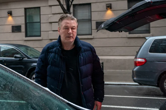 Preiskovalci so v svoji izjavi o verjetnem razlogu navedli, da je bil Baldwin med usposabljanjem s strelnim orožjem »raztresen in se je po mobilnem telefonu pogovarjal s svojo družino«. FOTO: David Dee Delgado/Reuters