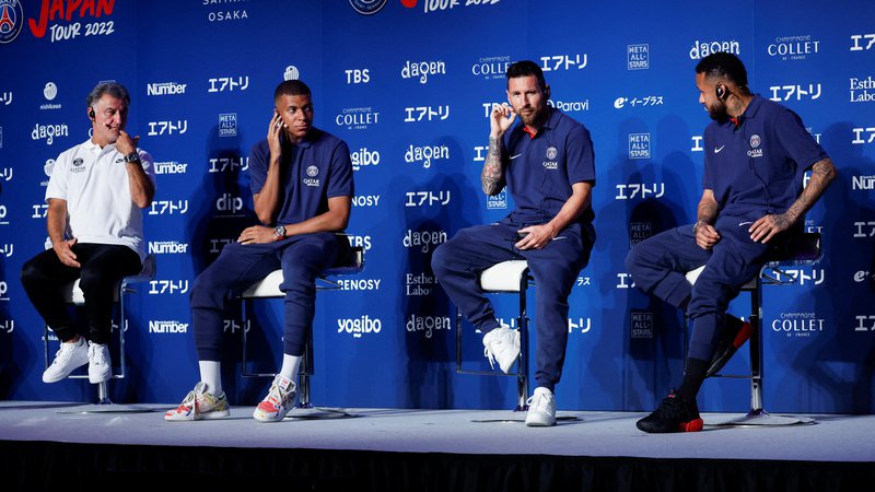 Fotografija: Trener Paris Saint-Germaina Christophe Galtier (levo) ne namerava prisluhniti kritikom in zaupa zvezdnikom Lionelu Messiji, Neymarju ter Kylianu Mbappeju (desno). FOTO: Issei Kato/Reuters
