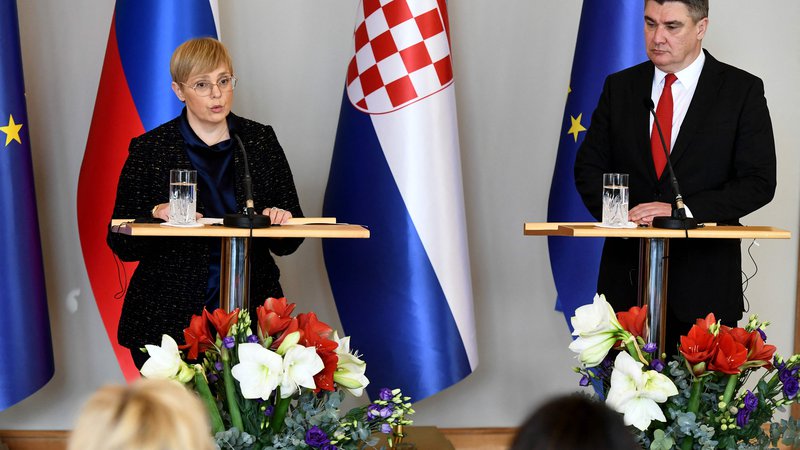 Fotografija: Hrvaški predsednik države Zoran Milanović in slovenska predsednica države Nataša Pirc Musar sta po srečanju sporočila, da so odnosi med Slovenijo in Hrvaško nedvomno dobri, nerešena vprašanja pa bosta državi znali rešiti. FOTO: Denis Lovrovic/AFP
