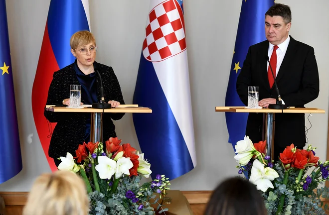 Hrvaški predsednik države Zoran Milanović in slovenska predsednica države Nataša Pirc Musar sta po srečanju sporočila, da so odnosi med Slovenijo in Hrvaško nedvomno dobri, nerešena vprašanja pa bosta državi znali rešiti. FOTO: Denis Lovrovic/AFP
