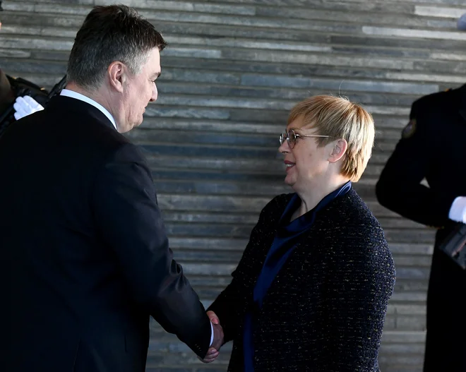 Hrvaški predsednik države Zoran Milanović in slovenska predsednica države Nataša Pirc Musar si želita dialoga med vladama. FOTO: Denis Lovrovic/AFP
