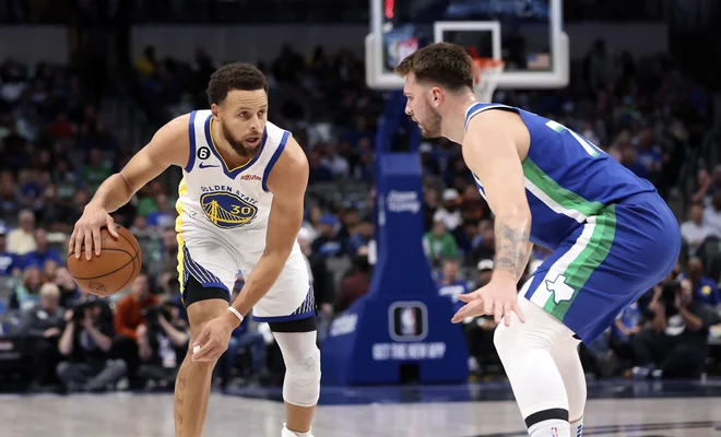 Stephen Curry ni po naključju najbolje plačani zvezdnik v ligi NBA. Desno Luka Dončić. FOTO: Kevin Jairaj/USA Today Sports