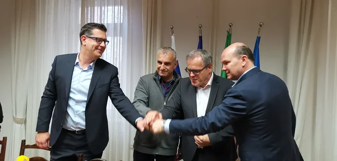Župani istrskih občin so v prejšnjem mandatu zgledno sodelovali, v tem pa se je zaiskrilo med koprskim in ankaranskim, Alešem Bržanom in Gregorjem Strmčnikom (prvi in drugi z leve). FOTO: Boris Šuligoj/Delo
