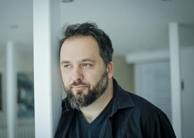 »Dojel sem, da mi ni treba v rudnik, da posnamem film o knapih, ampak lahko posnamem film o ljudeh. Vsi smo orkester,« pravi Matevž Luzar. FOTO Jože Suhadolnik