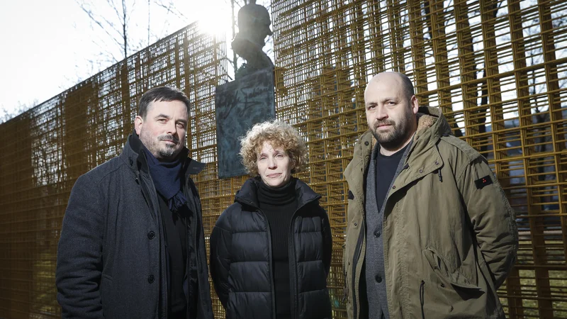 &raquo;Projektiramo z zavedanjem, da je prostor, ko je enkrat pozidan, največkrat nepovratno izgubljen,&laquo; so poudarili arhitekti Rok Žnidaršič (levo), &shy;Jerneja Fischer Knap in Samo Mlakar. FOTO: Jože Suhadolnik
