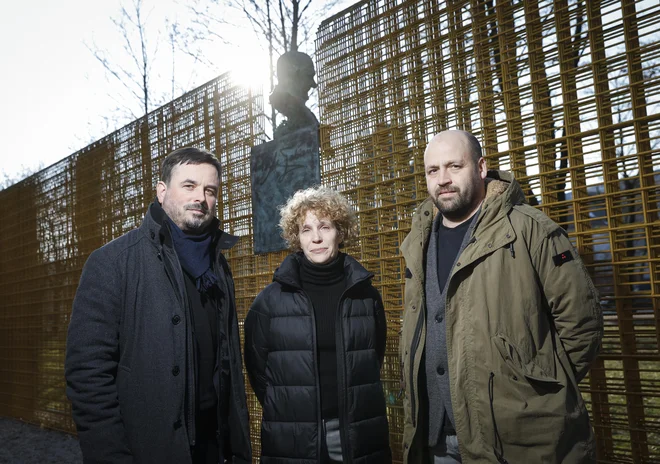&raquo;Projektiramo z zavedanjem, da je prostor, ko je enkrat pozidan, največkrat nepovratno izgubljen,&laquo; so poudarili arhitekti Rok Žnidaršič (levo), &shy;Jerneja Fischer Knap in Samo Mlakar. FOTO: Jože Suhadolnik
