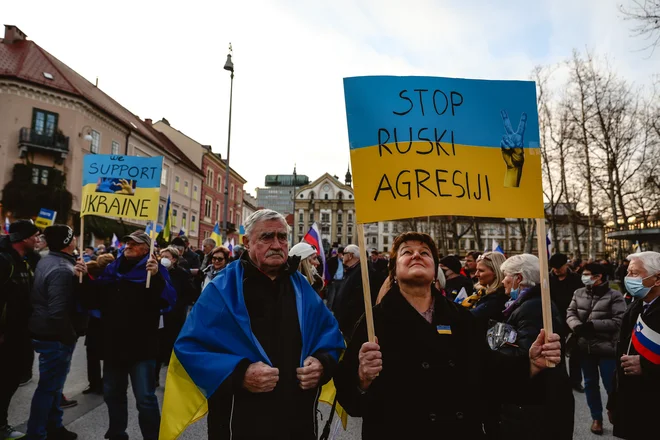 Leto dni mineva, odkar traja vojna v Ukrajini&nbsp;&ndash; posledica niso zgolj številna izgubljena življenja, osem milijonov razseljenega ukrajinskega prebivalstva in neizmerno materialno opustošenje Ukrajine, veliko škodo ima tudi Evropa. FOTO ČRT PIKSI
