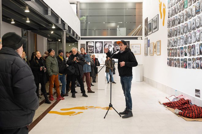 Cilj razstave je, kot pravi Jean Nikolič, prikazati raznoliko skupnost ustvarjalcev, ter pokazati, kako časopis sploh nastaja. FOTO: Nada Žgank
