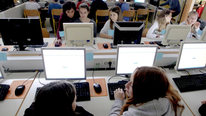 Fotografija: Pred dobrimi 50 leti smo začeli uvajati v slovenske srednje šole kot fakultativni (izbirni) predmet računalništva in informatike (RI). S tem smo bili med najnaprednejšimi državami na svetu. FOTO ROMAN ŠIPIĆ
