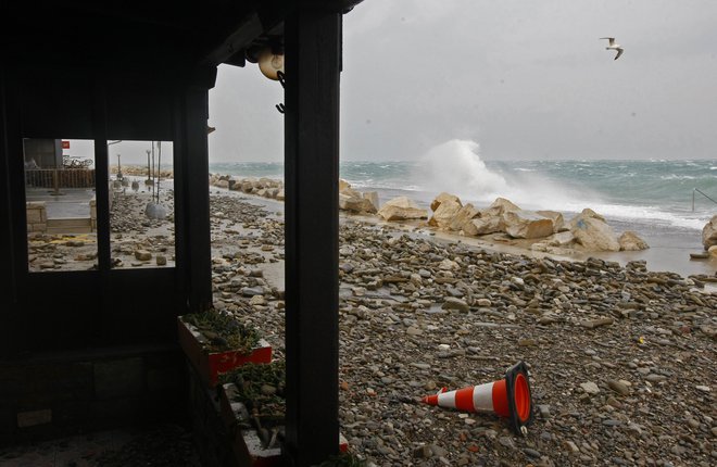 Tako uničuje nevihtno morje Piran vsako leto večkrat. Pred leti na Punti. Foto Tomi Lombar
