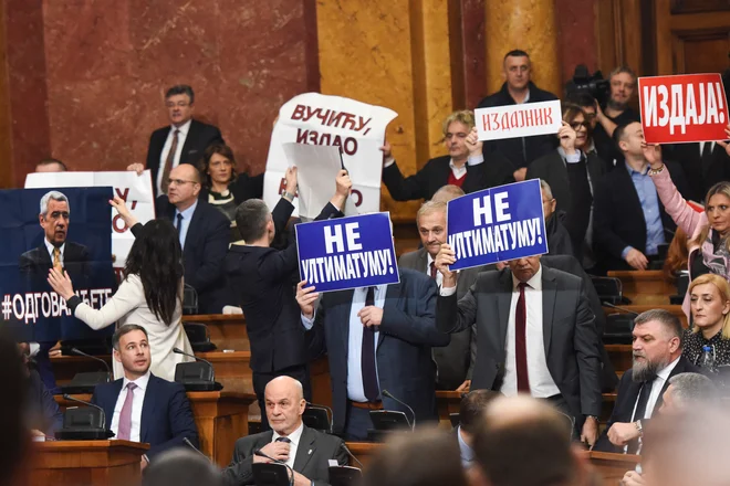 Prišlo je do kričanja in prerivanja na meji pretepa, do vzklikov tipa &raquo;Sram vas bodi!&laquo;, nekateri poslanci so dvignili transparente z napisi &raquo;Izdaja&laquo;, &raquo;Ne kapitulaciji&laquo;, &raquo;Ne ultimatu&laquo; in podobno. FOTO: Zorana Jevtic/Reuters
