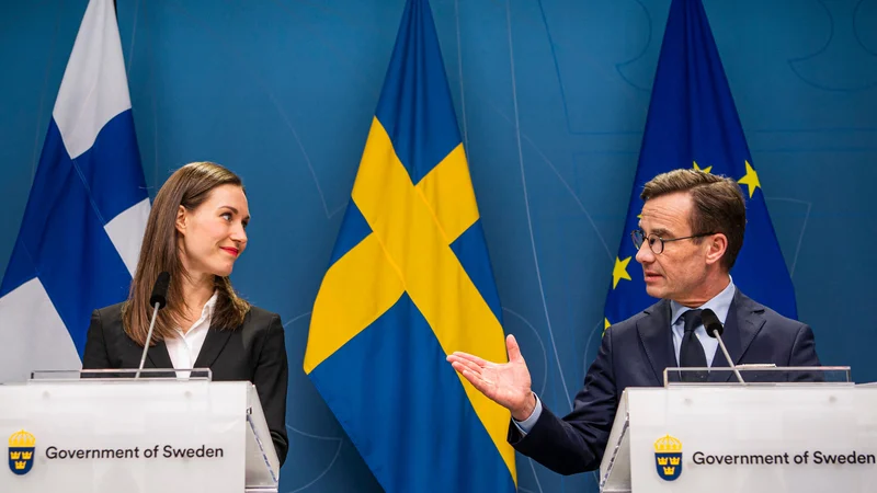 Fotografija: Finska premierka Sanna Marin in njen švedski kolega Ulf Kristersson sta med skupno novinarsko konferenco v Stockholmu potrdila, da državi še vedno želita skupaj vstopiti v Nato. Foto: Jonathan Nackstrand/AFP