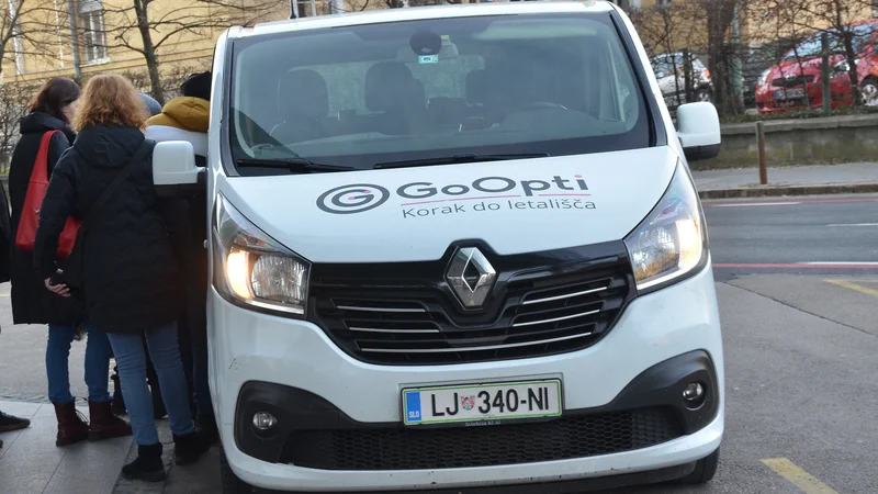 Fotografija: GoOpti vozi potnike iz Kranja, Kamnika, Radomelj in Domžal v ljubljanski Klinični center ali BTC. FOTO: Gašper Boncelj/Delo