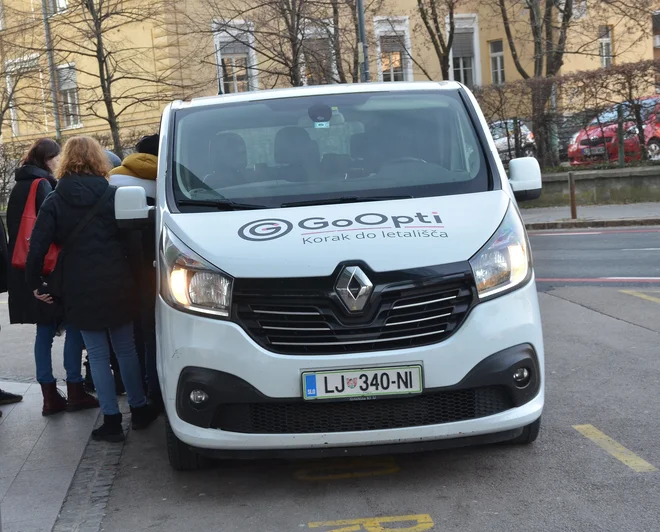 GoOpti vozi potnike iz Kranja, Kamnika, Radomelj in Domžal v ljubljanski Klinični center ali BTC. FOTO: Gašper Boncelj/Delo