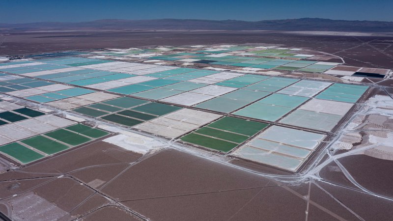 Fotografija: Velik del litija pridobivajo v puščavskih območjih Južne Amerike, v Čilu, Boliviji in v Argentini. FOTO: Martin Bernetti/AFP
