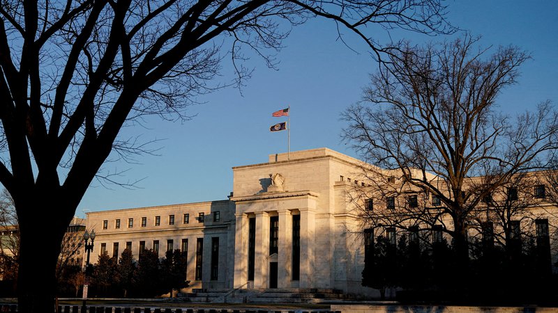Fotografija: Ameriška Federal Reserve je z rahlim premikom potrdila, da prehaja v ciljno ravnino dvigovanja obrestnih mer. Foto Joshua Roberts/Reuters

