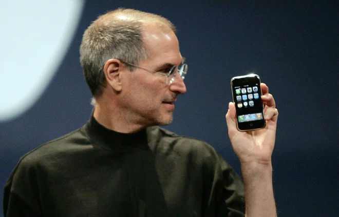 Steve Jobs s prvo generacijo iphona. FOTO: Kimberly White/Reuters

