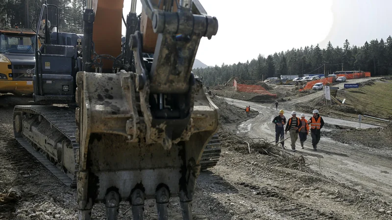 Fotografija: Ustavljanje gradbenih strojev bi bilo slaba novica za gospodarstvo kot celoto. FOTO: Blaž Samec/Delo
