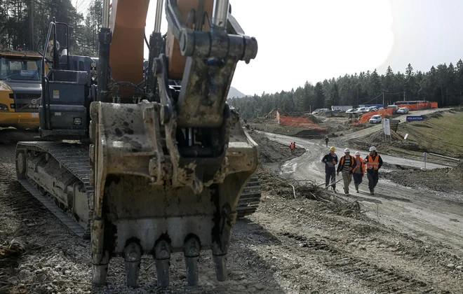 Ustavljanje gradbenih strojev bi bilo slaba novica za gospodarstvo kot celoto. FOTO: Blaž Samec/Delo
