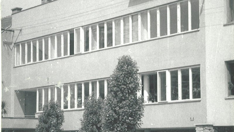 Fotografija: Stari posnetek iz časa po drugi svetovni vojni, ki kaže izvirno stanje vile Šerbec. FOTO: arhiv Projektivnega biroja Murska Sobota
