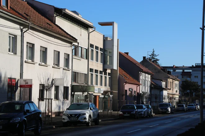 Niz hiš v Ulici Štefana Kovača, v katerem je Novakova stvaritev nekoč izrazito izstopala, zdaj pa je neprepoznavna.FOTO  Jože Pojbič
