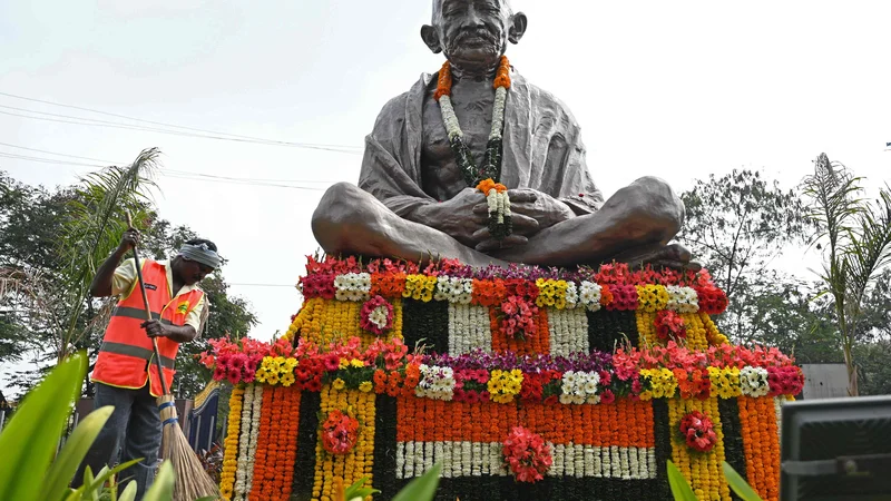 Mahatma Gandhi je v avtobiografiji opisal svoje življenje kot pot od ene polomije do druge. Gandhi se je nad svojimi neuspehi skoraj naslajal. FOTO: Noah Seelam/Afp
