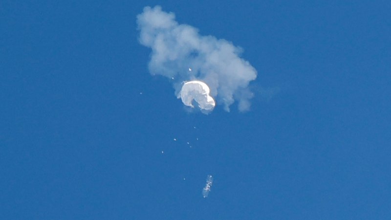 Fotografija: Kitajski vohunski balon je na koncu počil - kot balonček, s tem pa še ni konec vročih ameriških razprav. Foto Randall Hill/Reuters
