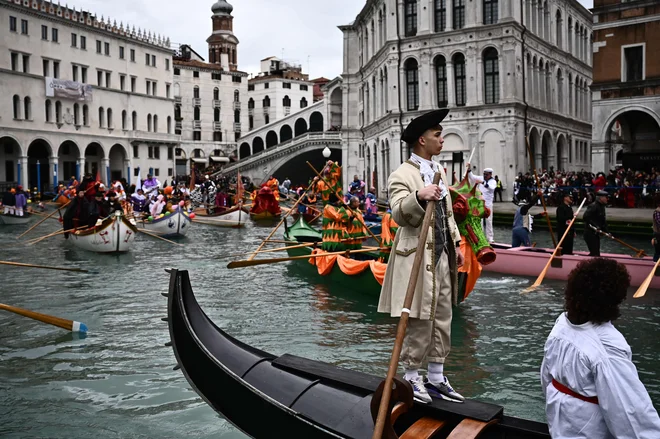 Beneški karneval ima osemstoletno tradicijo. Včasih so si Benečani &raquo;terapevtsko&laquo; zakrivali obraz in se stapljali z množico, v kateri so bili lahko &raquo;nekdo drug&laquo;. FOTO: Marco Bertorello/AFP
