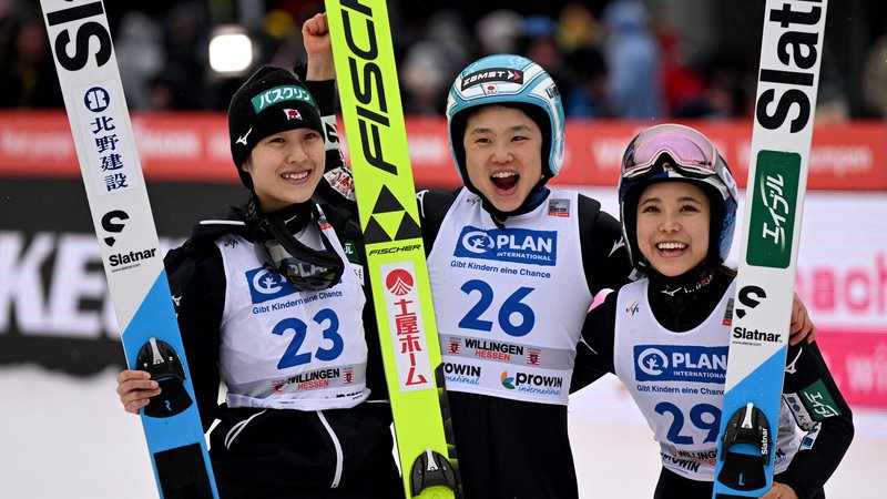 Fotografija: Najboljša trojica na današnji tekmi, z leve Nozomi Marujama, Juki Ito in Sara Takanaši. FOTO: Ina Fassbender/AFP
