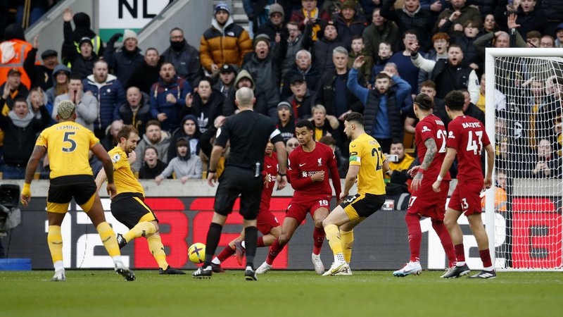 Fotografija: Wolverhampton je še poglobil Liverpoolovo krizo. Že v po dvanajstih minutah je imel prednost dveh golov, s čimer se je rdeča barka že začela potapljati. FOTO: Ed Sykes/Reuters
