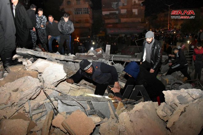 Iskanje pod ruševinami v Hami v Siriji. FOTO: Sana/Reuters
