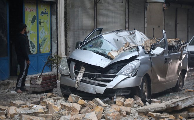 Uničen avtomobil v sirskem Azazu. FOTO: Mahmoud Hassano/Reuters
