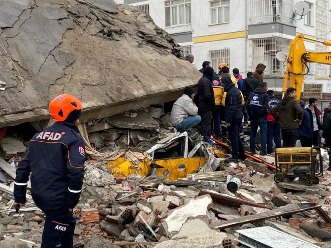 Potres je imel po podatkih ameriškega geološkega zavoda epicenter na globini 17,9 kilometra v bližini mesta Gazientep. FOTO: Sertac Kayar/Reuters
