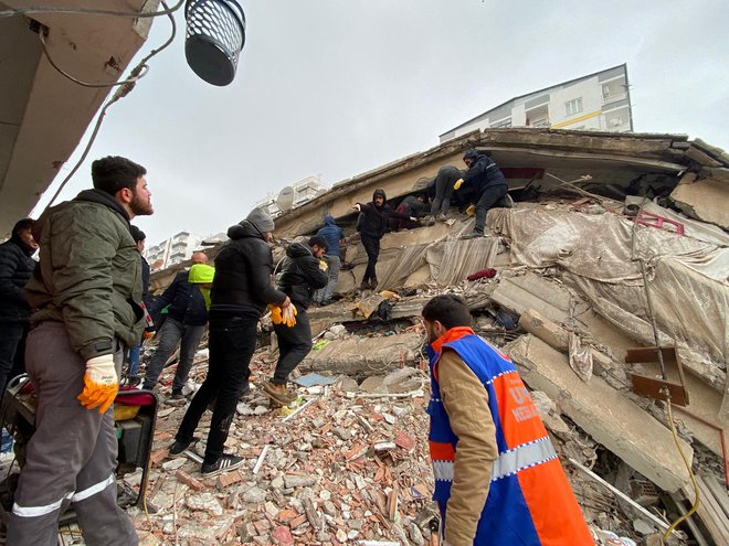 Umrlo je več sto ljudi, veliko jih je ujetih pod ruševinami, poteka obsežna akcija reševanja. FOTO: Sertac Kayar/Reuters
