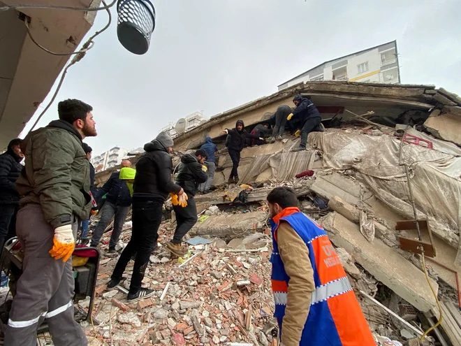 Umrlo je več sto ljudi, veliko jih je ujetih pod ruševinami, poteka obsežna akcija reševanja. FOTO: Sertac Kayar/Reuters