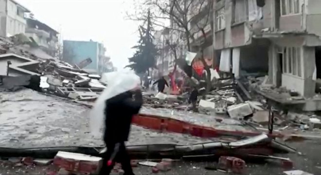Umrlo je več sto ljudi, veliko jih je ujetih pod ruševinami, poteka obsežna akcija reševanja. FOTO: Turško notranje ministrstvo via Reuters
