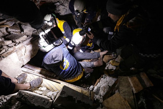 Veliko ljudi je ujetih pod ruševinami. FOTO: Bakr Alkasem/AFP
