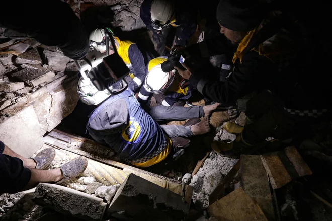 Veliko ljudi je ujetih pod ruševinami. FOTO: Bakr Alkasem/AFP