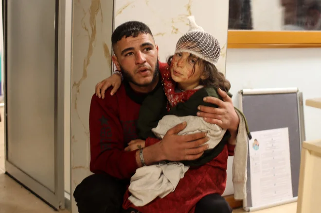 Obstaja bojazen, da se bo število smrtnih žrtev v prihodnjih urah še povečalo. FOTO: Nayef Al-aboud/AFP