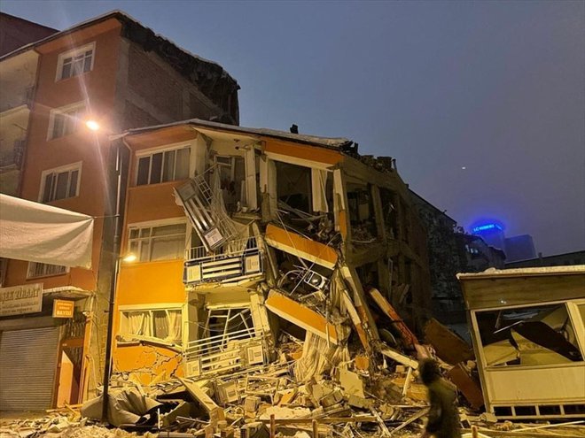 Številne stavbe so se porušile. FOTO: Depo Photos/Reuters
