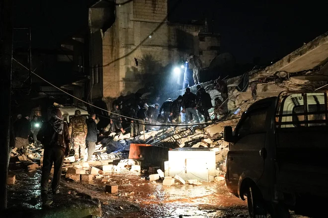Reševalne ekipe pod kupi ruševin iščejo preživele. FOTO: Rami Al Sayed/AFP