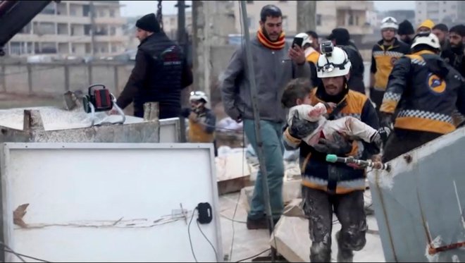 V delih Sirije, ki so pod nadzorom vlade, je umrlo več kot 200 ljudi. FOTO: Reuters TV
