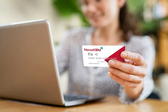 Vse do 30. 4. 2023 lahko novi imetniki kartico Visa z odloženim plačilom Nove KBM naročijo z 1 letom brezplačne članarine.  FOTO: Nova KBM

