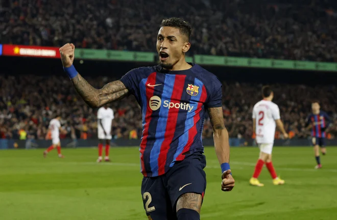 Takole se je Raphinha veselil gola, s katerim je postavil končni izid 3:0. FOTO: Albert Gea/Reuters
