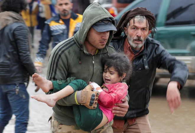 Med žrtvami in ranjenimi v potresu je tudi veliko otrok. Na fotografiji je prizor iz sirskega Džandarisa. Foto: REUTERS/Khalil Ashawi
