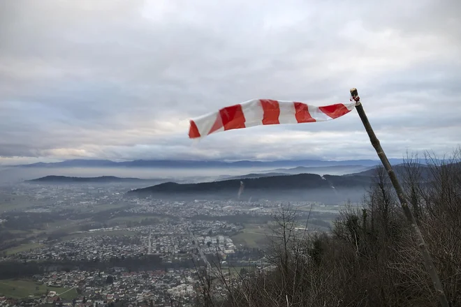 Na počutje in zdravje še kako vpliva zrak v gospodinjstvih, nanj pa vplivajo gradbeni materiali prostorov, kjer bivamo, pohištvo, čistila, načini ogrevanja … in še posebej prezračevanje. FOTO: Jure Eržen
