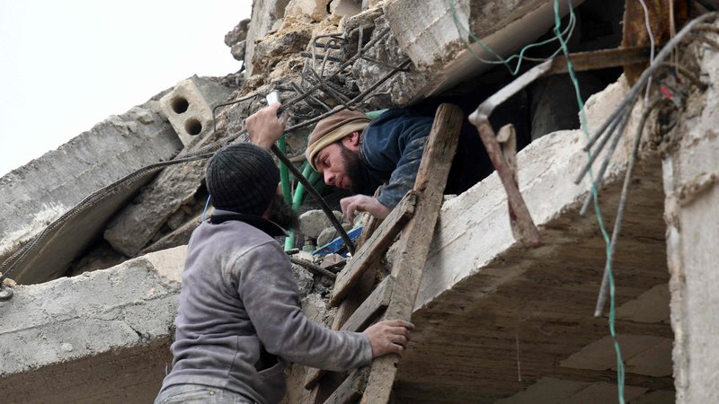 Fotografija: Poškodovanemu človeku pomaga stanovalec v Alepu v Siriji. FOTO: Rami Al Sayed/AFP
